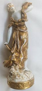 Capodimonte - Beeldje - Donna in abito dorato che suona il, Antiek en Kunst, Antiek | Glaswerk en Kristal
