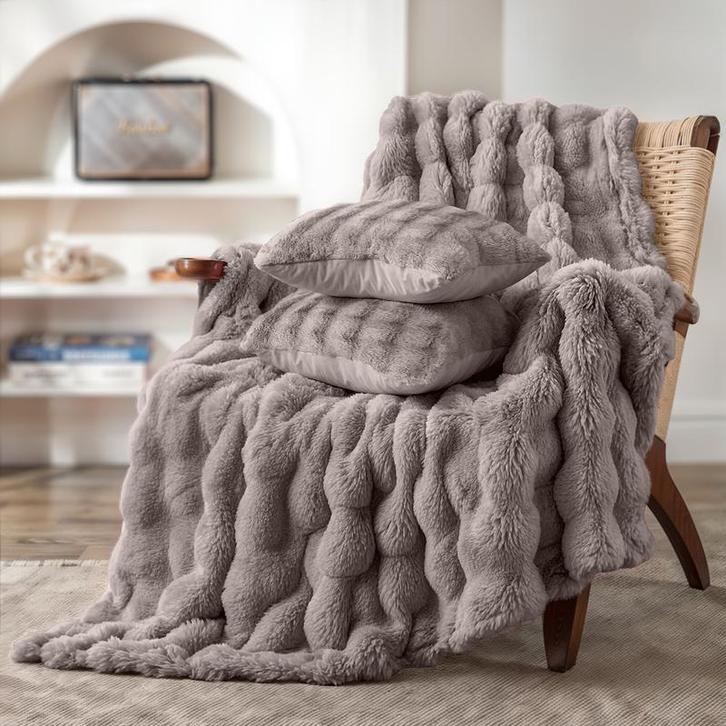 Plaid Pom Pom Fur avec 2 coussins - taupe - 3 pièces | 150 x, Huis en Inrichting, Woonaccessoires | Overige, Verzenden