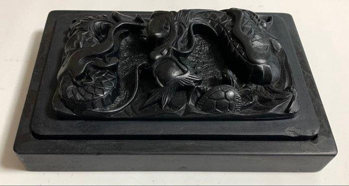 Inktsteen met ontwerp van draak en schildpad — Traditionele, Antiek en Kunst, Antiek | Speelgoed