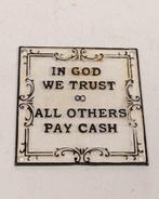 Reclamebord - In God We Trust - Alle anderen betalen contant, Antiek en Kunst