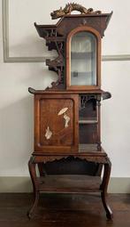 Kast op een standaard - Hout - Elegante houten vitrine in de