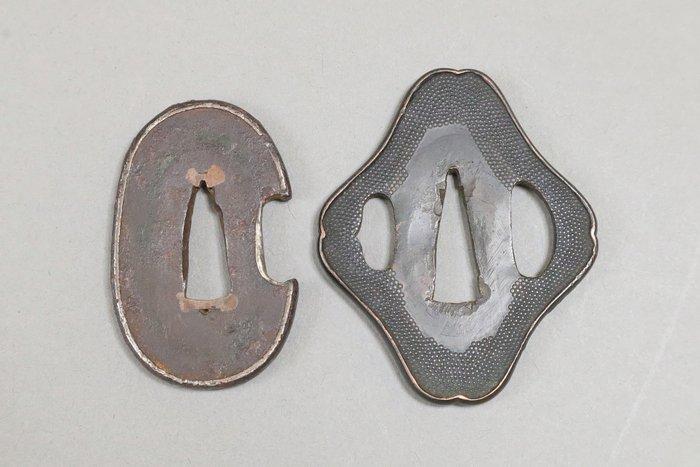 Setje kleine Tsuba zwaardbeschermers – ovaalvormig met, Antiek en Kunst, Antiek | Overige Antiek
