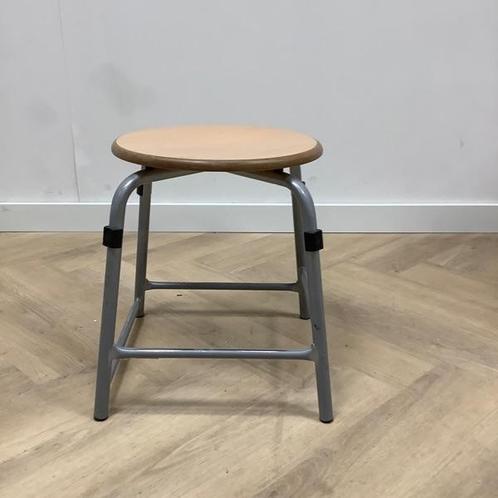 Tweedehands schoolkruk, Project zithoogte 43 cm,  beuken -, Huis en Inrichting, Barkrukken, Gebruikt, Hout