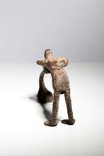 Standbeeld van een landbouwer in zwart ijzer. - Mumuye -