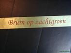 Zachtgroen lint 70 mm met bruine opdruk +/- 80cm. - eigen, Nieuw