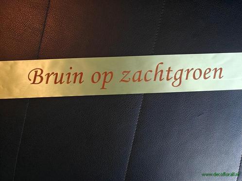 Zachtgroen lint 70 mm met bruine opdruk +/- 80cm. - eigen, Huis en Inrichting, Woonaccessoires | Kunstplanten en Kunstbloemen
