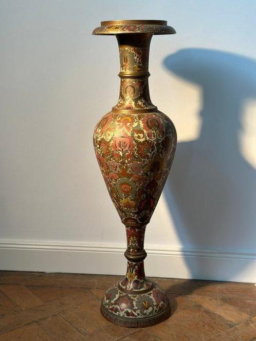Vaas -  Indische Bodenvaas van messingeus van 90 cm –, Antiek en Kunst, Kunst | Niet-Westerse kunst