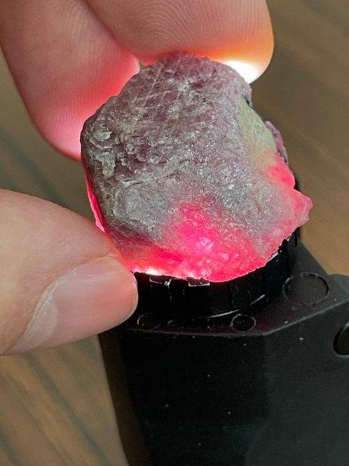 Robijn Ruwe Mozambikaanse roze robijnrode kristal. 82,5, Verzamelen, Mineralen en Fossielen