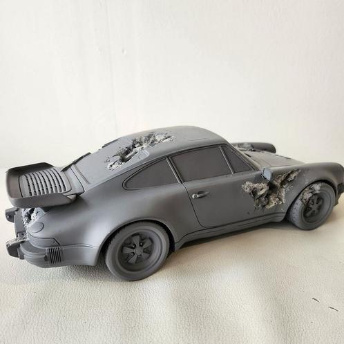 Daniel Arsham - ERODED PORSCHE 911 TURBO GRAY (2020), Antiek en Kunst, Kunst | Designobjecten