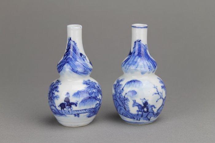 Twee Chinese miniatuur vaasjes, “Masters of the Rock” decor, Antiek en Kunst, Antiek | Overige Antiek