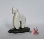 Beeldje - Aiyanar paardje, gemaakt van carrara marmer op een, Antiek en Kunst, Curiosa en Brocante