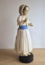 Onbekend - Pop Meisje met uitgestrekte handjes (1880) -