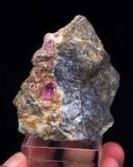 Topaze impériale rose néon sur une matrice de marbre -, Collections