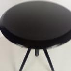 Kruk - Gepoederd metaal met gelakte houten zitting en