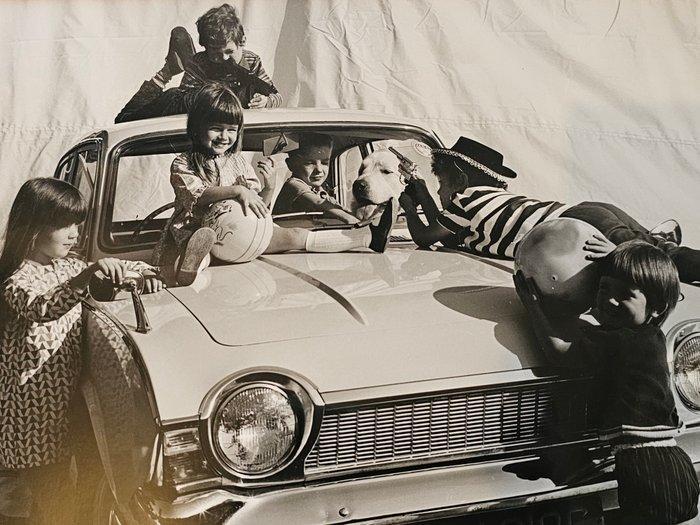 Michael Joseph (1941-) - Kids on car, Ford Anglia 105E, Antiek en Kunst, Kunst | Designobjecten