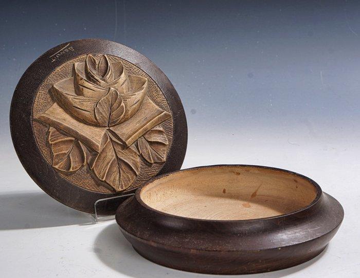 Benoit - Doos - Een Art Deco gesneden houten dekseldoos met, Antiek en Kunst, Kunst | Designobjecten