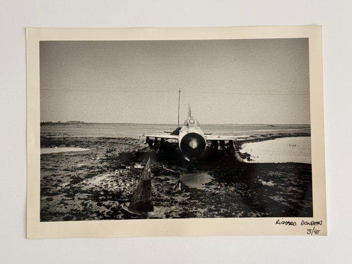 Richard Dowden - Gulf War 1991 Photograph – Intact Iraqi, Antiek en Kunst, Kunst | Designobjecten