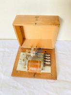 Ancien appareil électrotechnique, / didactique , intégrant