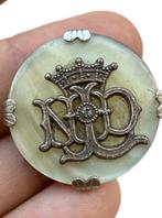 Broche gothique religieuse ancienne mystérieuse en métal et