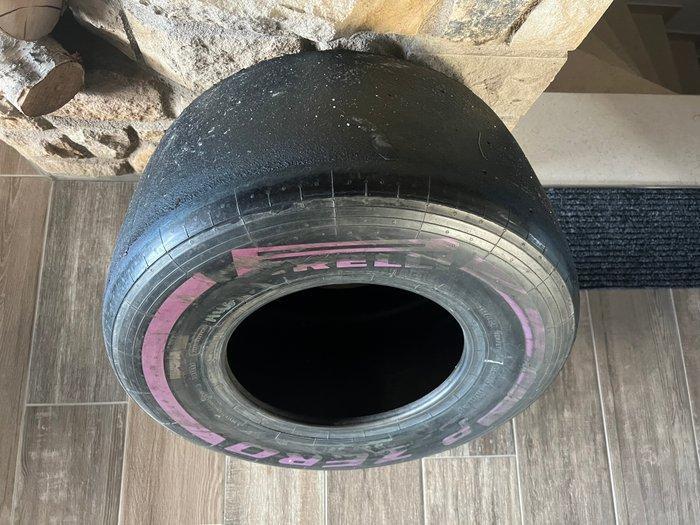 Band (1) - Pirelli - Tyre (competition) 2016, Verzamelen, Automerken, Motoren en Formule 1