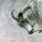 sculptuur, Bronze Sculpture of a Striking Bull - with base -, Antiek en Kunst