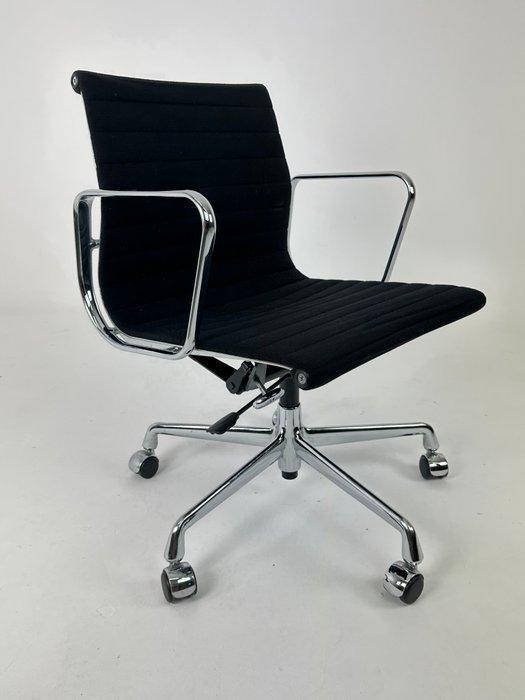 Vitra - Charles & Ray Eames - Stoel - EA118 - Aluminium,, Antiek en Kunst, Antiek | Meubels | Stoelen en Sofa's