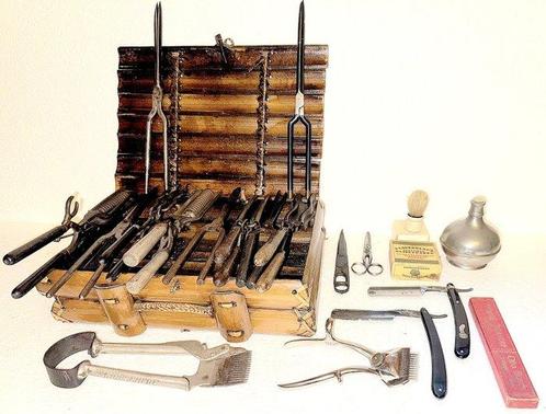 Een grote set antieke kappers gereedschappen uit de periode, Antiek en Kunst, Antiek | Speelgoed