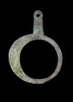 Âge du bronze européen Bronze Pendentif en forme danneau
