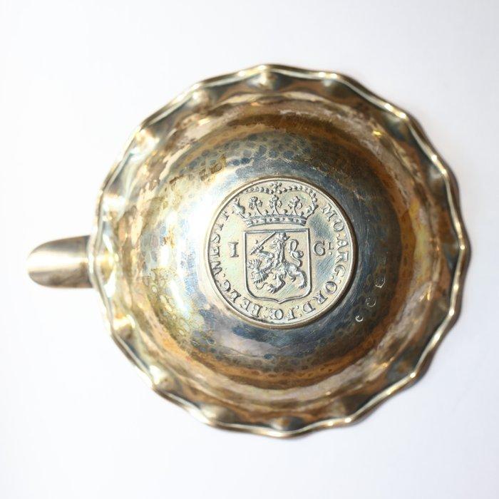 Nederland - West-Friesland. Zilveren asbak gemaakt van 1, Postzegels en Munten, Munten | Nederland