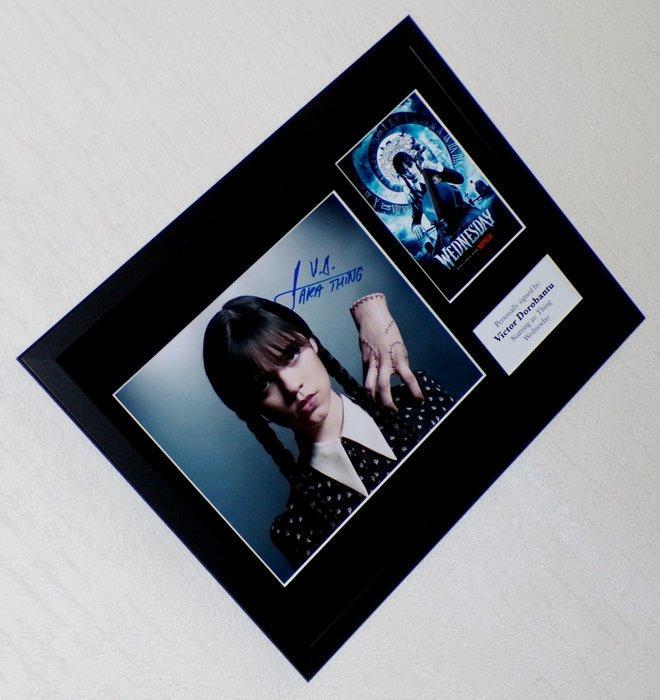 Wednesday - Victor Dorobantu (Thing) Premium Framed, signed, Verzamelen, Film en Tv