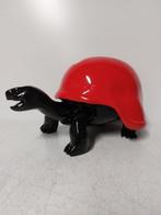 Beeld, black turtle with army helmet red - 20 cm - polyresin, Antiek en Kunst, Curiosa en Brocante