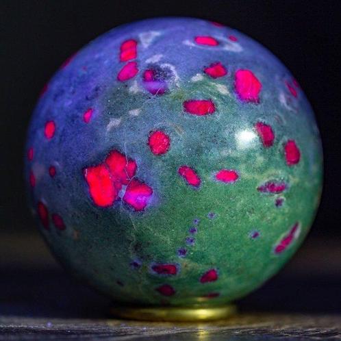 Sphère précieuse rubis fuchsite - Spécimen de collection -, Verzamelen, Mineralen en Fossielen