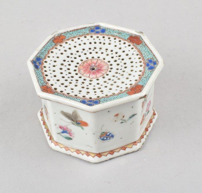 Pot - EEN CHINEES FAMILLE ROSE ONDERWERP VAN EEN GELEERDE, Antiek en Kunst, Antiek | Overige Antiek