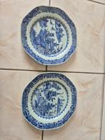 Twee porseleinen borden uit China, 18e–19e eeuw, blauw