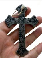 Esoterisch, mysterieus en imposant gotisch kruis van metaal,, Antiek en Kunst