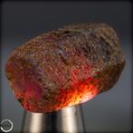 Natuurlijke rode robijn in ruwe vorm - de stralende kracht