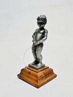Decoratief ornament - Beeldje van Manneken Pis op houten, Antiek en Kunst