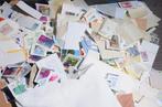 Monde - Une grosse boîte remplie de timbres de mille sur des, Gestempeld
