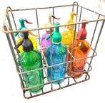 Sifon - Zes sifons vintage en een metalen mand., Antiek en Kunst