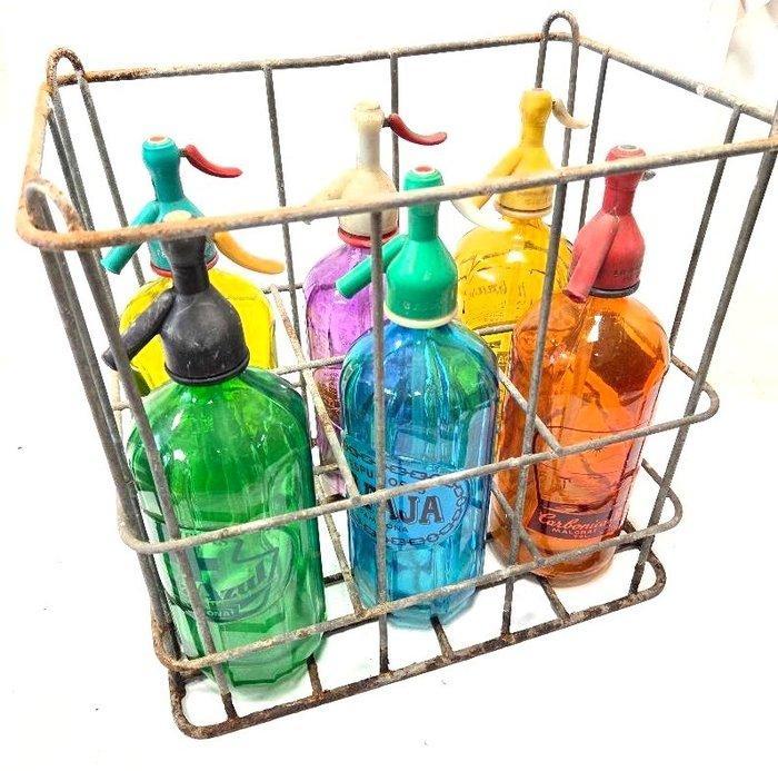 Sifon - Zes sifons vintage en een metalen mand., Antiek en Kunst, Antiek | Wandborden en Tegels