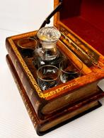 cave à liqueur en trompes loeil de piles de livres -