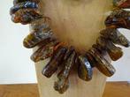 Zeer decoratieve ketting van ruwe kralen van oud amber,