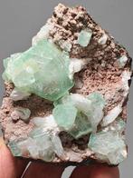 Groene apofilliet met stilbite. Kristallen op matrix -, Verzamelen, Mineralen en Fossielen