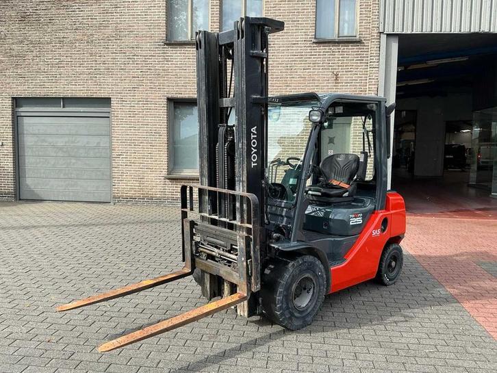 Online veiling - 2012 Toyota 02-8FDF25 Vorkheftruck, Zakelijke goederen, Machines en Bouw | Heftrucks en Intern transport, Ophalen