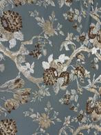 Verweven elegantie: kostbare bloemen op zijde lampasso -