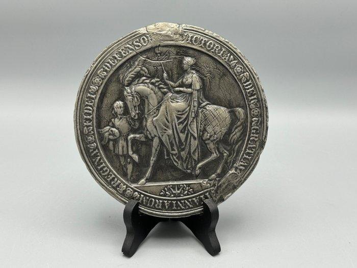 Antieke herdenkingsmedaille – Victoria Regina - Plaque - Tin, Antiek en Kunst, Curiosa en Brocante