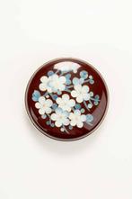 Doos - Een ronde Ando cloisonné doos, versierd met, Antiquités & Art