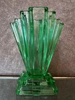 Art Deco - Uranium Green Glass - Grantham Vase (Shape 3026), Antiek en Kunst