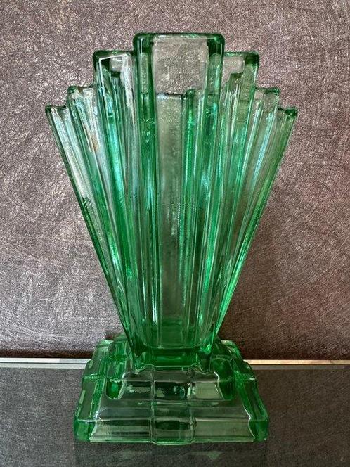 Art Deco - Uranium Green Glass - Grantham Vase (Shape 3026), Antiek en Kunst, Kunst | Designobjecten