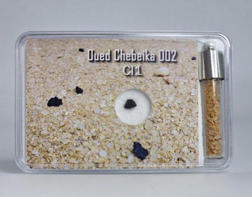 Rareté. Carboné (CI1) Oued Chebeika 002. Un bocal de sable, Verzamelen, Mineralen en Fossielen